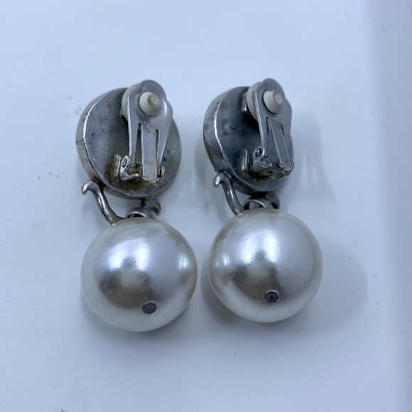 Vintage LINDA LEVINSON Large Pearl Drop Clip Earrings - Picture 3 of 4
